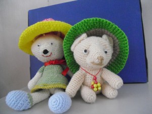 帽子は訪問介護のご利用者、人形はデイサービスセンターかつぼ園のご利用者による作品です。２つ合わせるととても可愛らしいですね。