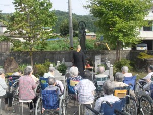 観音様の前に移動しました。風が心地よい日でした。