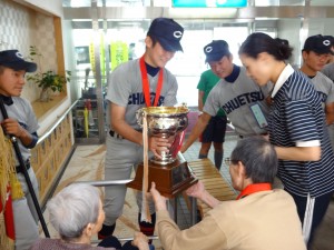 新潟県大会優勝トロフィーや優勝旗を間近にして大感激！！