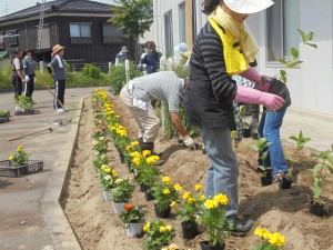 特養花の里かつぼ正面玄関花壇