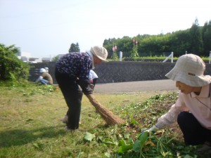 団地集会所の草取り 「地域で暮らす一員として」